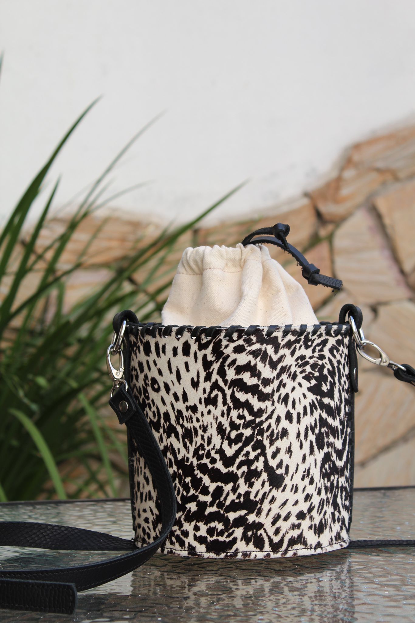 Bee Bucket Bag -  Black&White