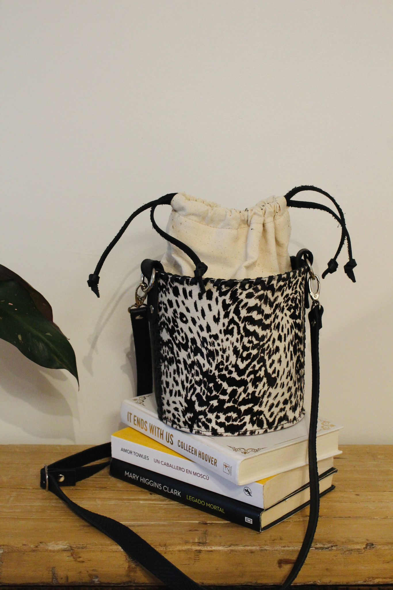 Bee Bucket Bag -  Black&White