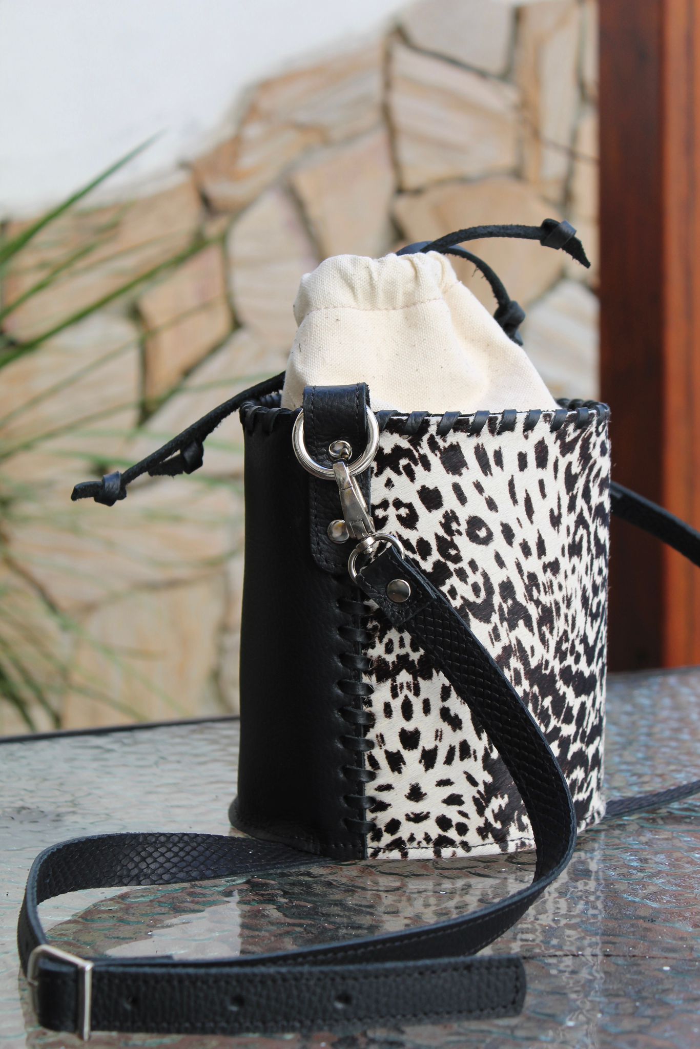 Bee Bucket Bag -  Black&White