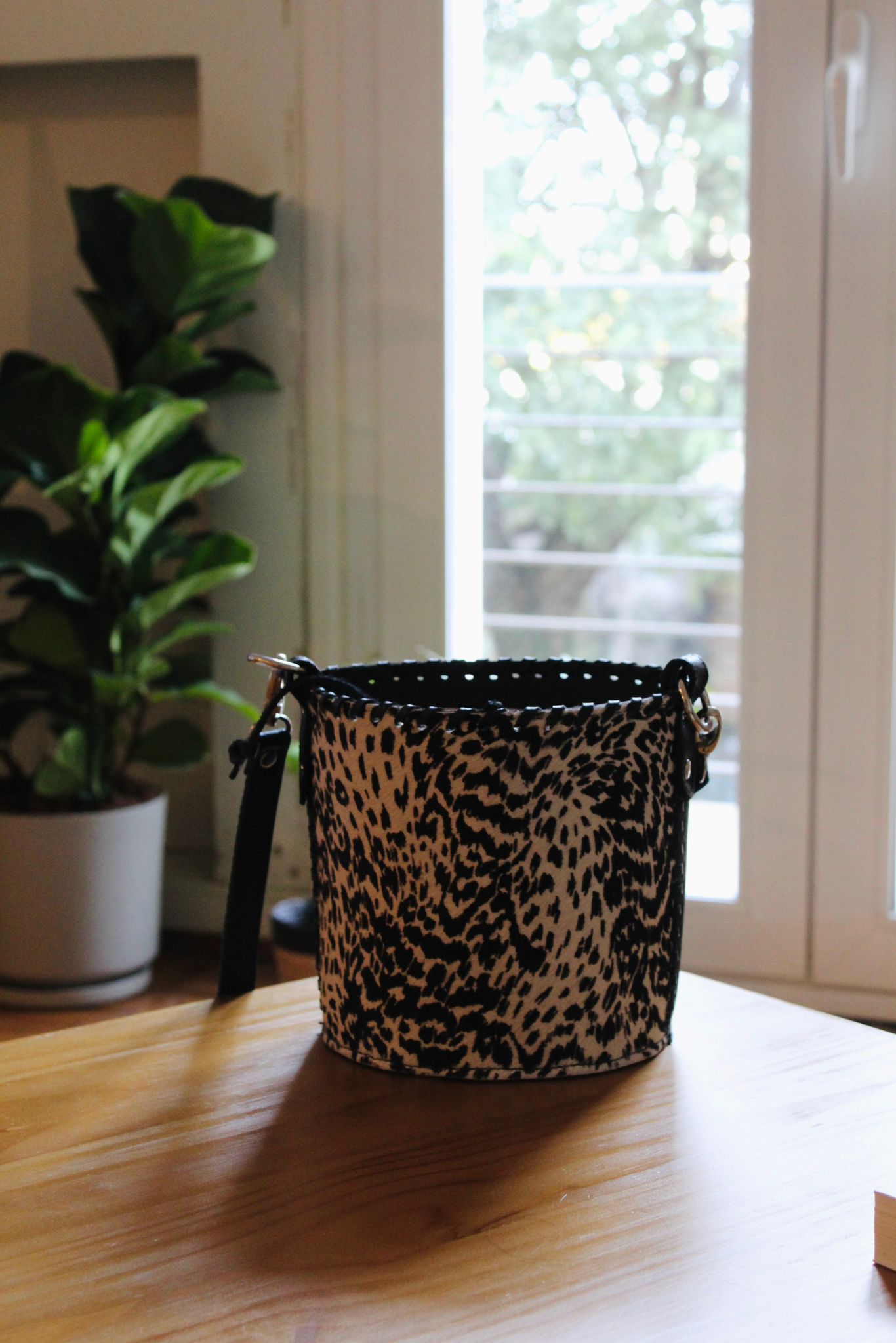 Bee Bucket Bag -  Black&White