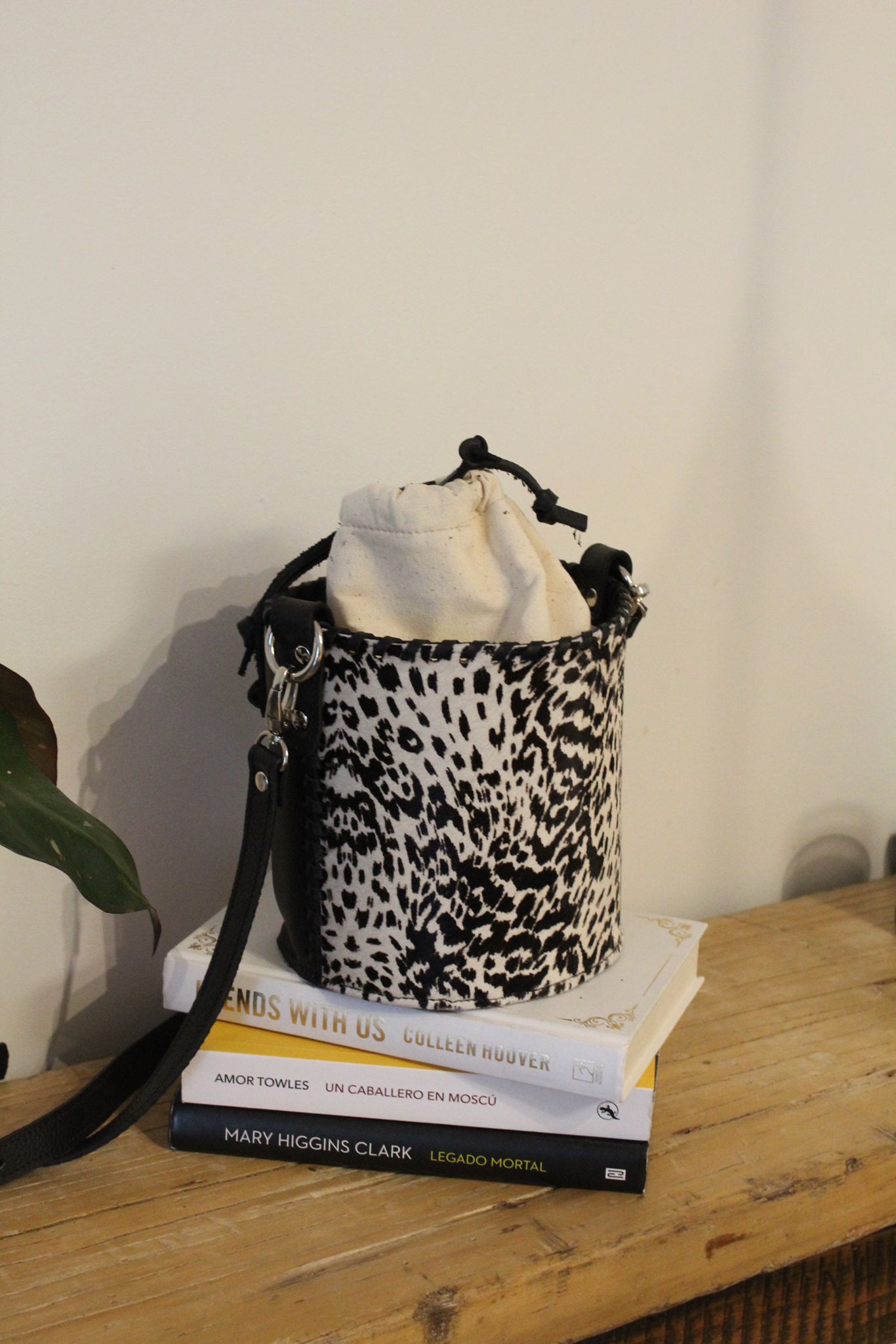 Bee Bucket Bag -  Black&White